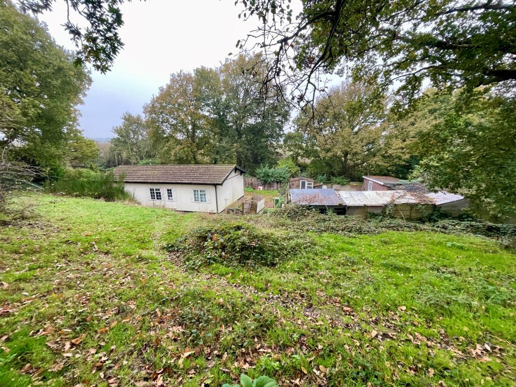 Lot: 135 - APPROXIMATELY 0.6 ACRE GYPSY/TRAVELLER SITE WITH PERMISSION FOR TWO UNITS - Parcel of land on bottom plot